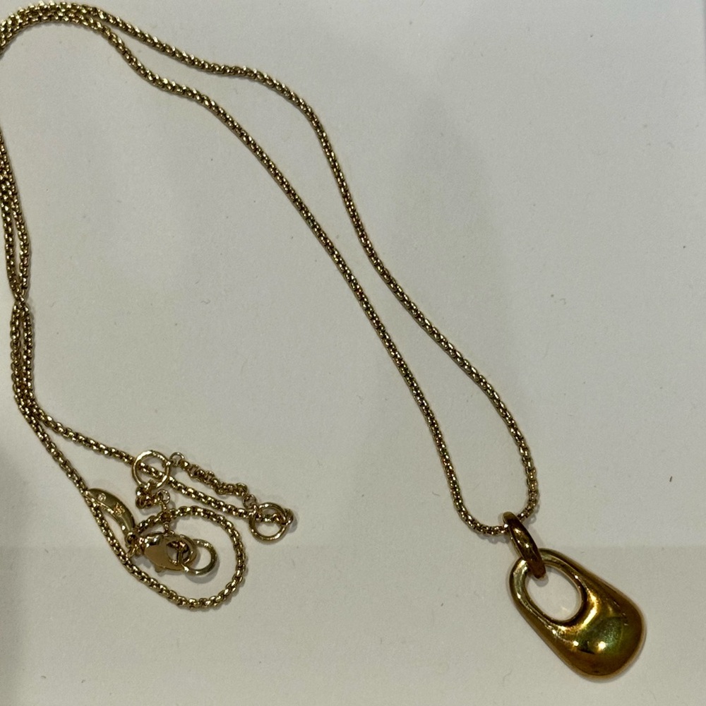 Elegant Gold Pendant Necklace